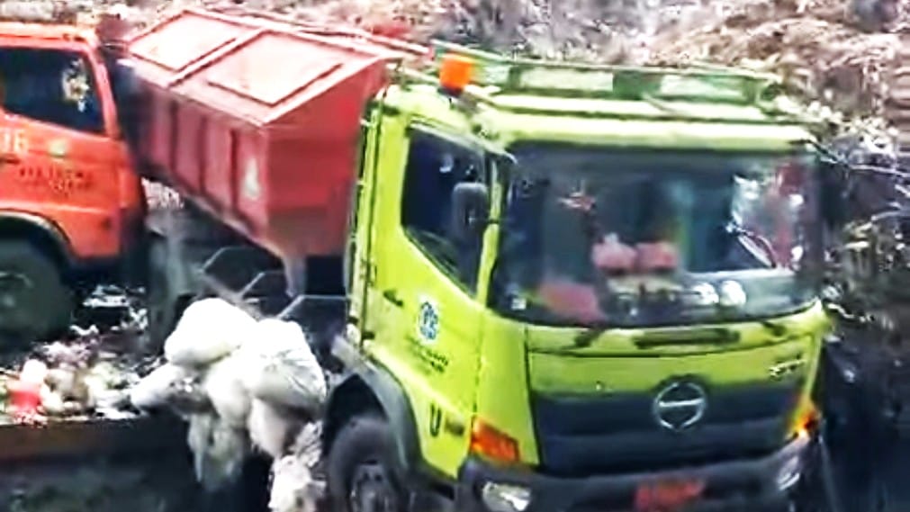 Truk sampah yang tertimbun longsorangunung sampah