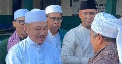 Plh. Wali Kota Bekasi Serahkan Bantuan Sapi Qurban Presiden di Masjid Al Mukhlisin Jatiasih