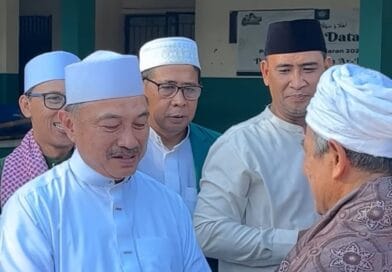 Plh. Wali Kota Bekasi Serahkan Bantuan Sapi Qurban Presiden di Masjid Al Mukhlisin Jatiasih