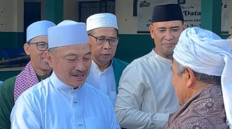 Plh. Wali Kota Bekasi Serahkan Bantuan Sapi Qurban Presiden di Masjid Al Mukhlisin Jatiasih