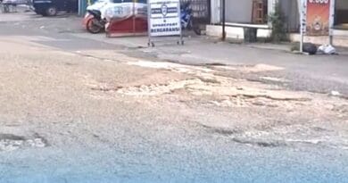Gapura Dukuh Zamrud Mewah: Jalan Lingkungan Banyak Rusak