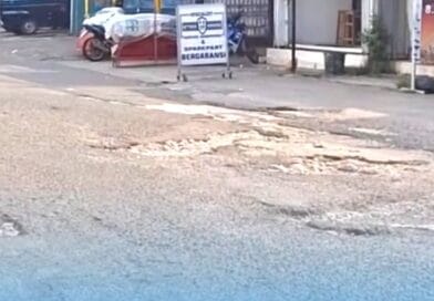 Gapura Dukuh Zamrud Mewah: Jalan Lingkungan Banyak Rusak