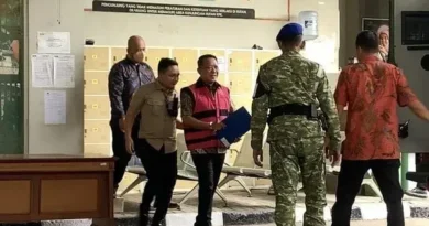 Mantan Jampidsus Febrie Adriansyah Diborgol dan Berompi Tahanan