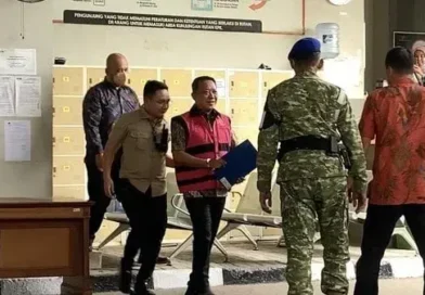 Mantan Jampidsus Febrie Adriansyah Diborgol dan Berompi Tahanan
