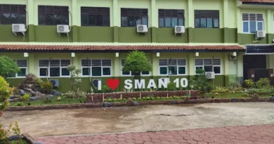 IEMC: SMAN 10 Kota Bekasi Diduga Bisnis Seragam Sekolah