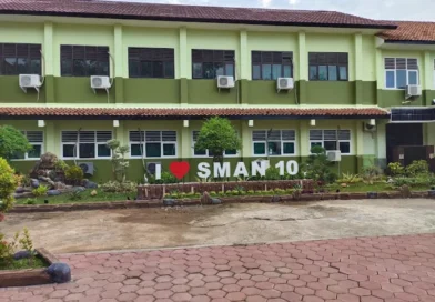IEMC: SMAN 10 Kota Bekasi Diduga Bisnis Seragam Sekolah